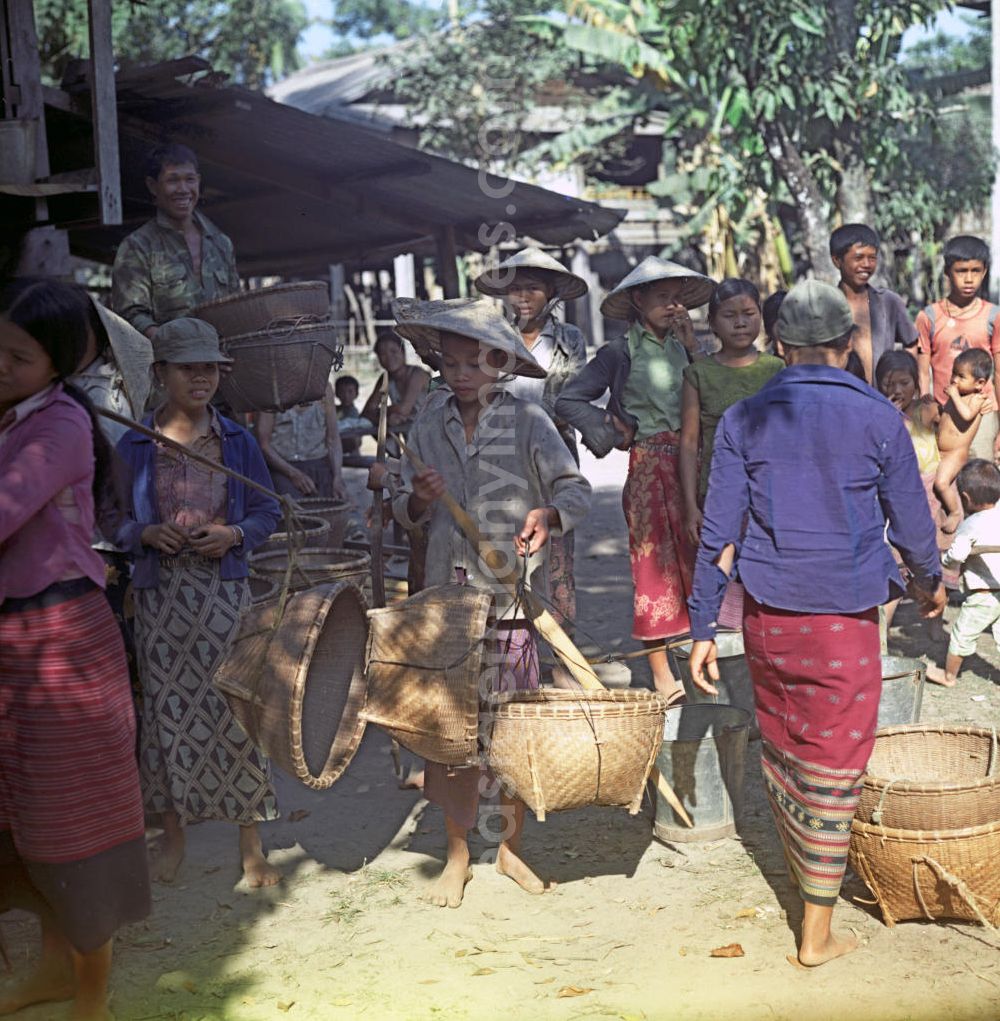Vientiane: Der geerntete Reis wird an einer Sammelstelle in einem Dorf in der Demokratischen Volksrepublik Laos zusammengetragen.