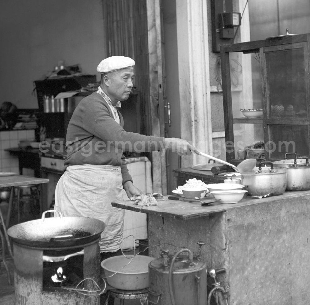 GDR photo archive: Vientiane - Restaurant in Vientiane, der Hauptstadt der Demokratischen Volksrepublik Laos. Der Tresen, an dem das Essen zubereitet wird, befindet sich an der Straße.