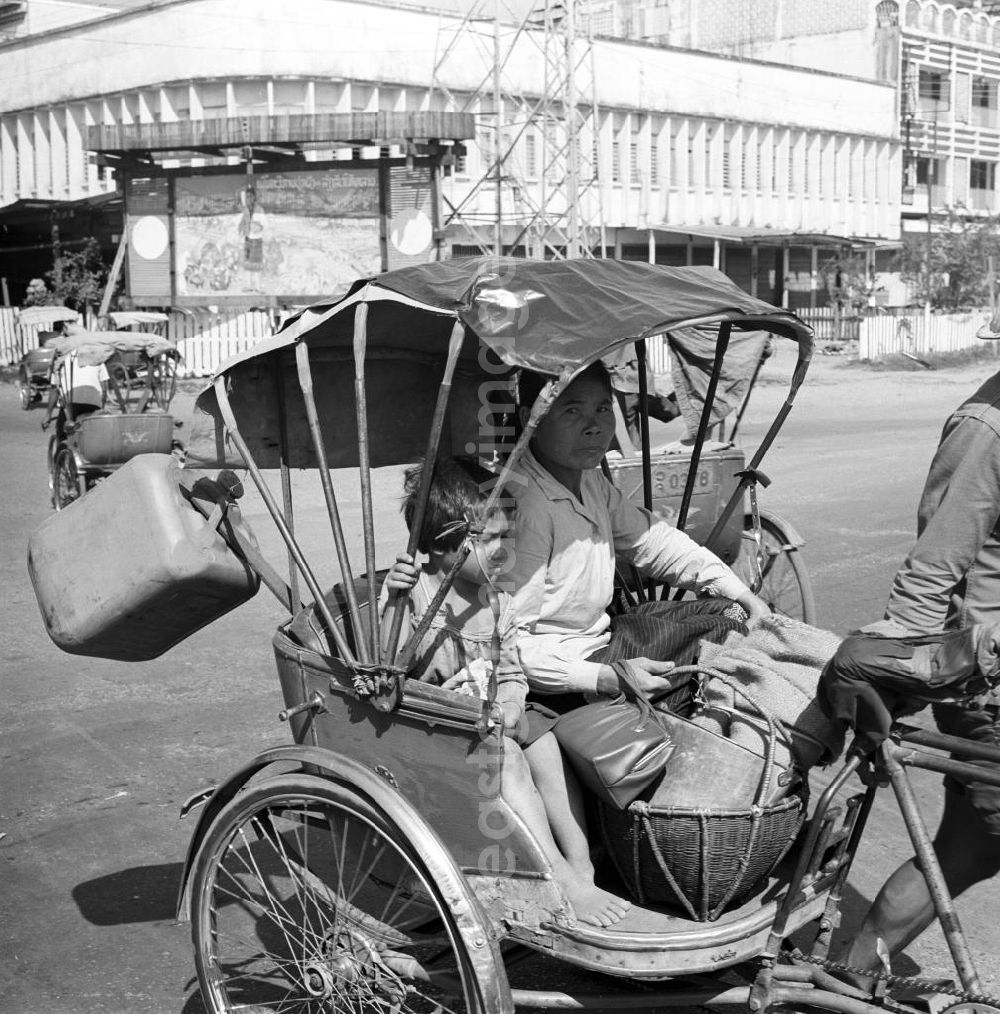 GDR photo archive: Vientiane - Straßenszene in Vientiane, der Hauptstadt der Demokratischen Volksrepublik Laos.