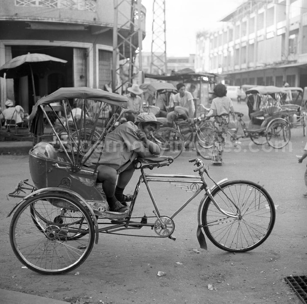 Vientiane: Rikschafahrer auf einer Straße in Vientiane in der Demokratischen Volksrepublik Laos.