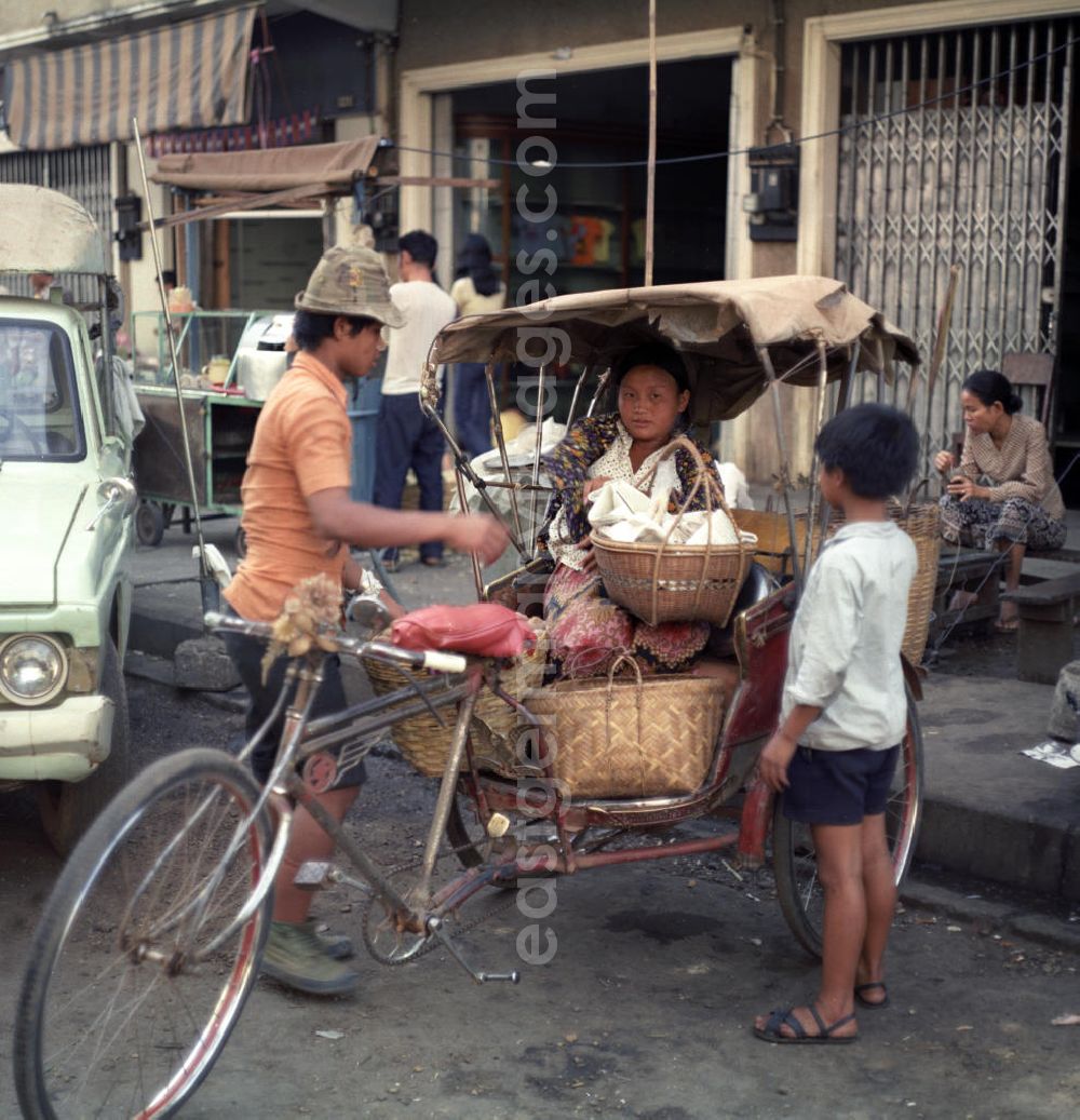 GDR photo archive: Vientiane - Rikschafahrer auf einer Straße in Vientiane in der Demokratischen Volksrepublik Laos.