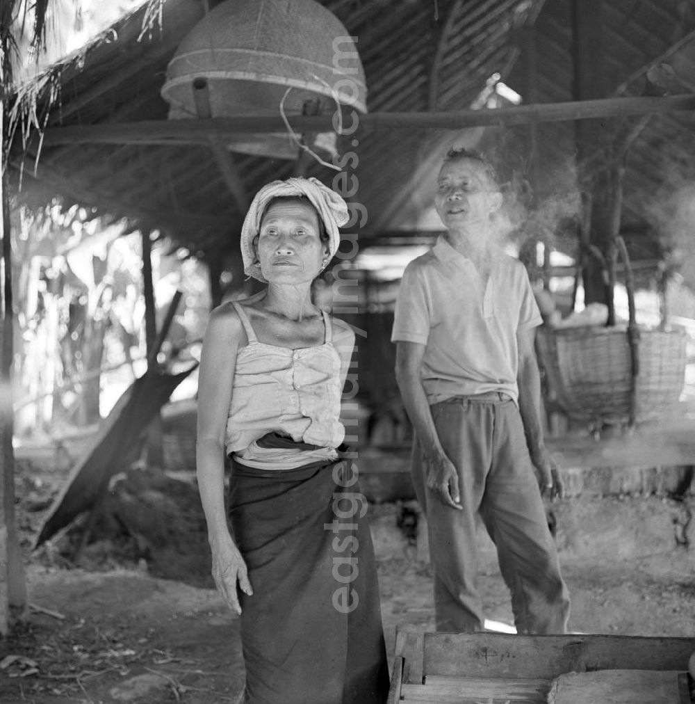 GDR picture archive: Ang Nam Ngum - Salzsiederdorf in der Demokratischen Volksrepublik Laos nahe des Flusses Nam Ngum - in Pfannen wird durch Verdampfen des Wassers eines nahegelegenen Salzsees Salz gewonnen.