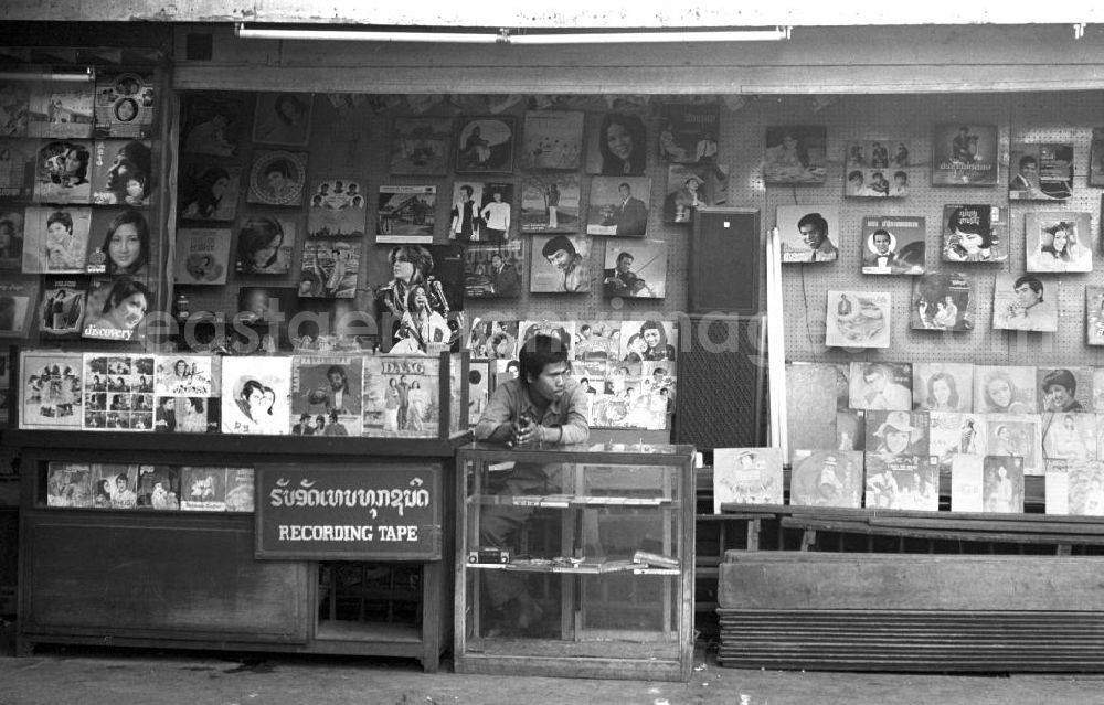 GDR photo archive: Vientiane - Schallplatten werden an einem Stand auf einem Markt in Vientiane in der Demokratischen Volksrepublik Laos verkauft.