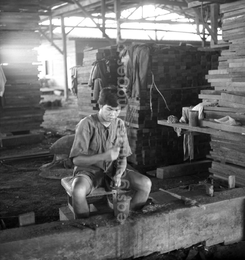 Vientiane: Blick in die Schmiede einer Werkzeugfabrik in Vientiane in der Demokratischen Volksrepublik Laos.