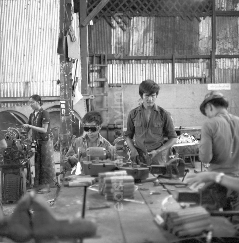 Vientiane: Blick in die Schmiede einer Werkzeugfabrik in Vientiane in der Demokratischen Volksrepublik Laos.