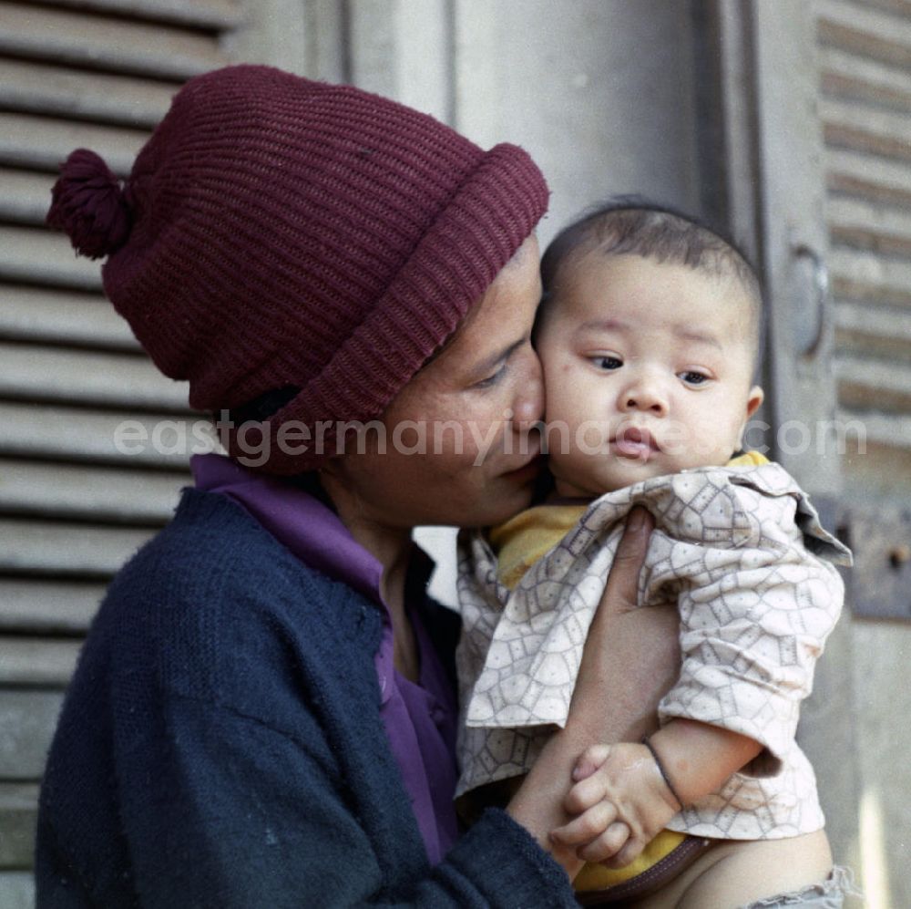 GDR photo archive: Vientiane - Familienleben in einem Slumviertel in Vientiane, der Hauptstadt der Demokratischen Volksrepublik Laos.
