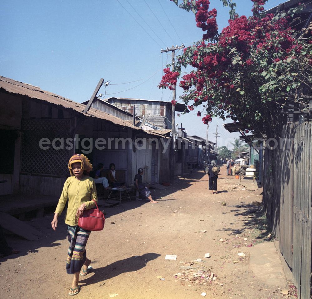 GDR image archive: Vientiane - Blick in ein Slumviertel in Vientiane, der Hauptstadt der Demokratischen Volksrepublik Laos.