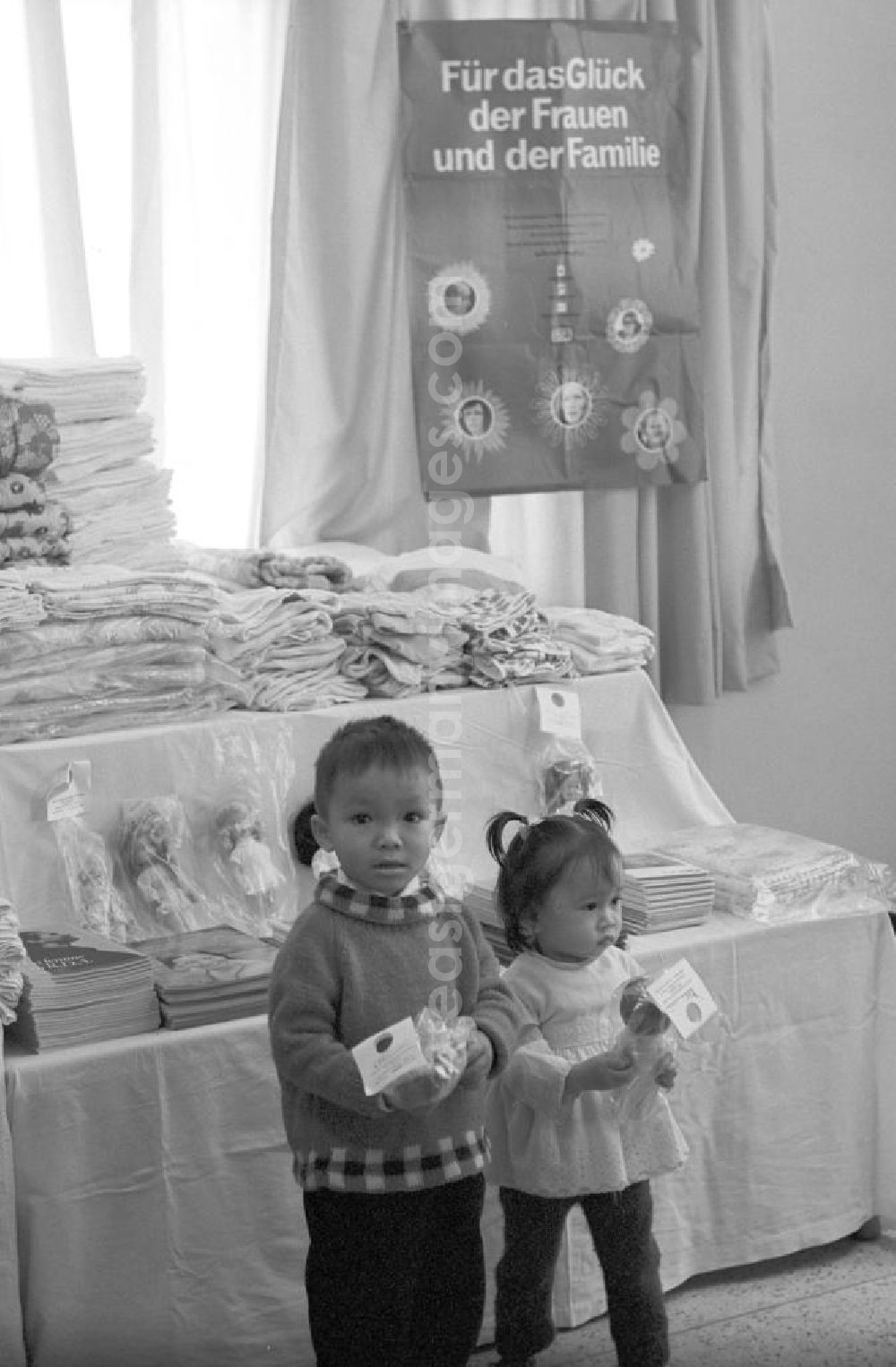 GDR photo archive: Vientiane - Der Botschafter der DDR, Günter Horn, überreicht in Vientiane in der Demokratischen Volksrepublik Laos eine aus der DDR stammende Solispende - darunter Puppen und Spielzeug für die Kinder - für das Glück der Frauen und der Familie.