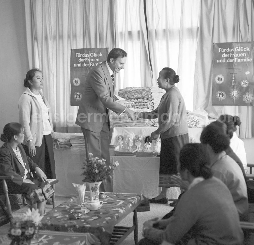 GDR picture archive: Vientiane - Der Botschafter der DDR, Günter Horn, überreicht in Vientiane in der Demokratischen Volksrepublik Laos eine aus der DDR stammende Solispende für das Glück der Frauen und der Familie.