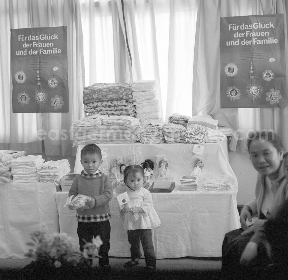 Vientiane: Der Botschafter der DDR, Günter Horn, überreicht in Vientiane in der Demokratischen Volksrepublik Laos eine aus der DDR stammende Solispende - darunter Puppen und Spielzeug für die Kinder - für das Glück der Frauen und der Familie.