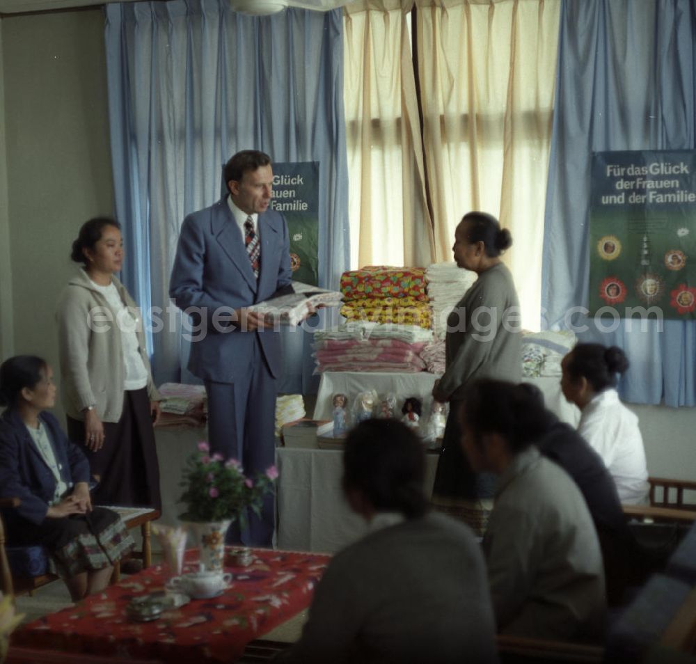 GDR image archive: Vientiane - Der Botschafter der DDR, Günter Horn, überreicht in Vientiane in der Demokratischen Volksrepublik Laos eine aus der DDR stammende Solispende für das Glück der Frauen und der Familie.