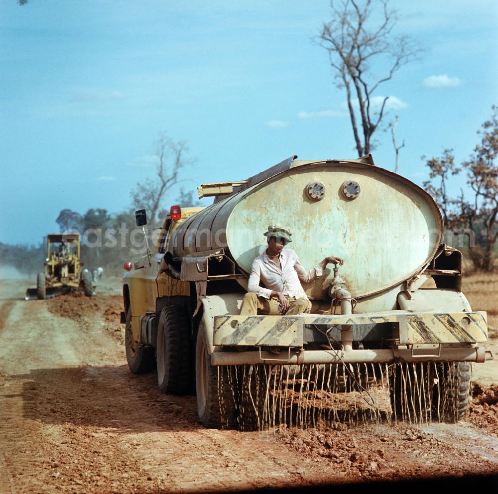 GDR photo archive: Ang Nam Ngum - Einsatz von US-amerikanischen Baumaschinen, hier LKW mit Wassertank zur Berieselung der Baustelle zur Verhinderung von Staub, für den Straßenbau in der Demokratischen Volksrepublik Laos.