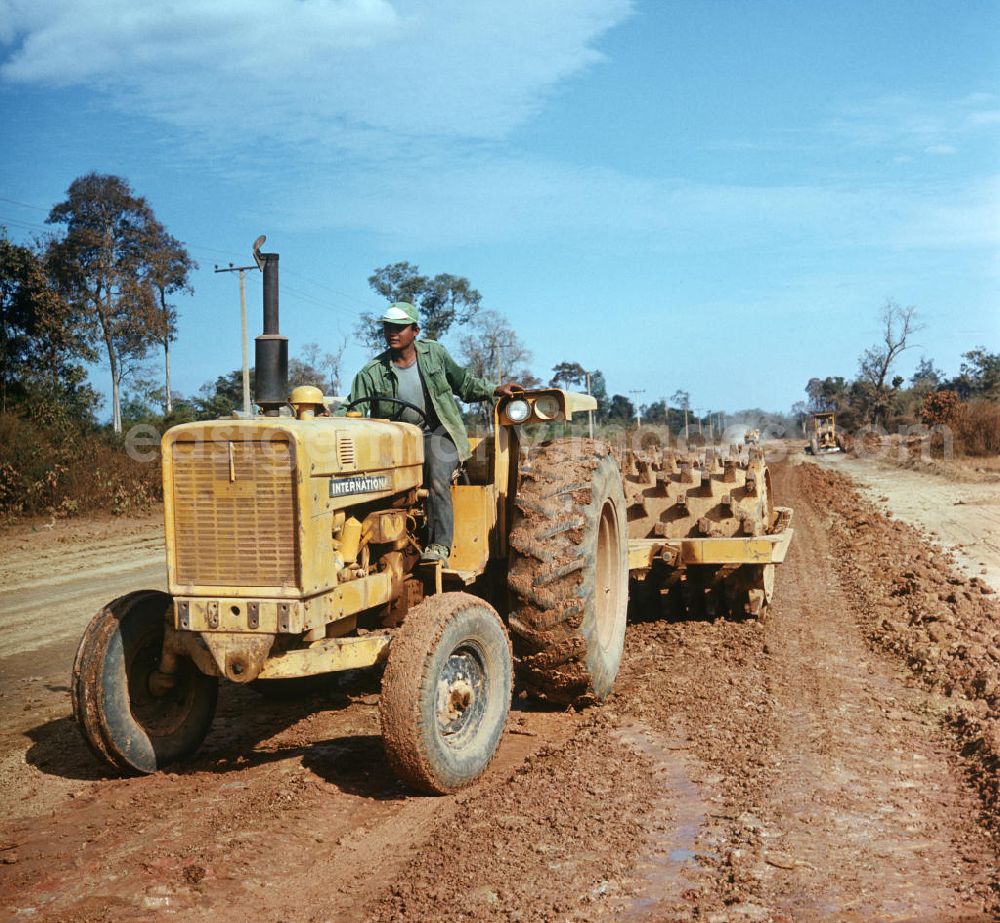 GDR picture archive: Ang Nam Ngum - Einsatz von US-amerikanischen Baumaschinen, hier eine Rüttelwalze, für den Straßenbau in der Demokratischen Volksrepublik Laos.