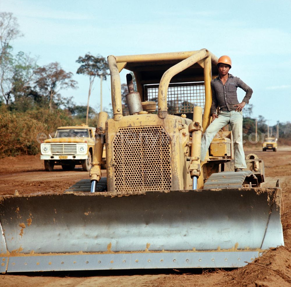 Ang Nam Ngum: Einsatz von US-amerikanischen Baumaschinen, hier eine Planierraupe der US-amerikanischen Firma Caterpillar, für den Straßenbau in der Demokratischen Volksrepublik Laos.