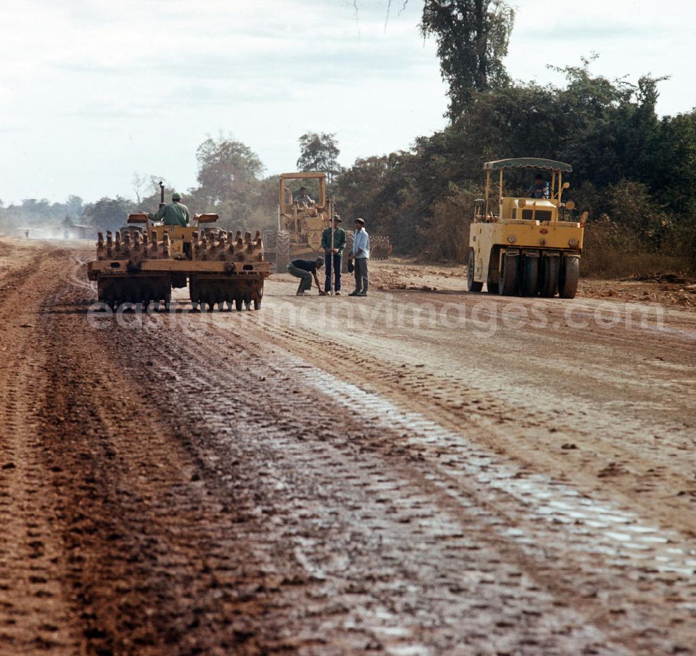 GDR image archive: Ang Nam Ngum - Einsatz von US-amerikanischen Baumaschinen, hier eine Rüttelwalze und eine Gummiradwalze, für den Straßenbau in der Demokratischen Volksrepublik Laos.