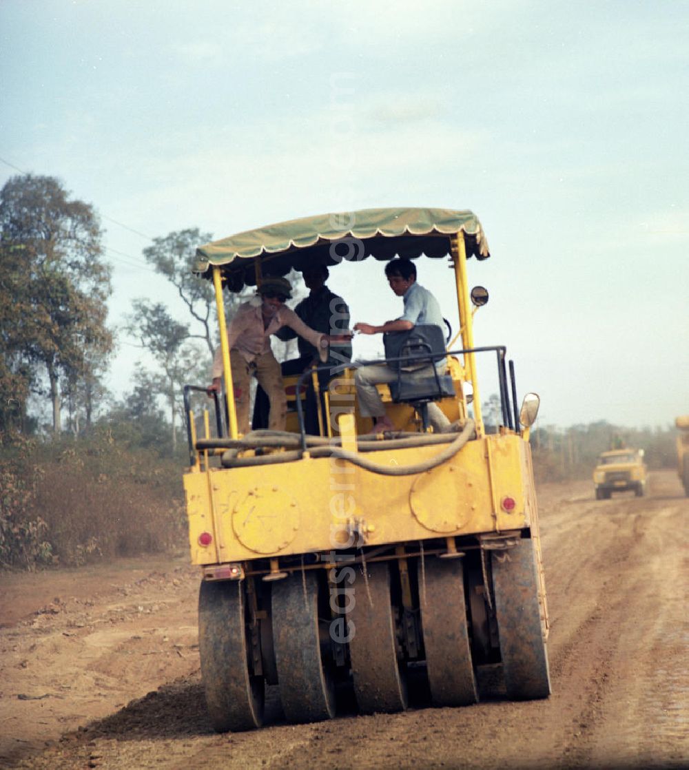 GDR picture archive: Ang Nam Ngum - Einsatz von US-amerikanischen Baumaschinen, hier eine Gummiradwalze, für den Straßenbau in der Demokratischen Volksrepublik Laos.