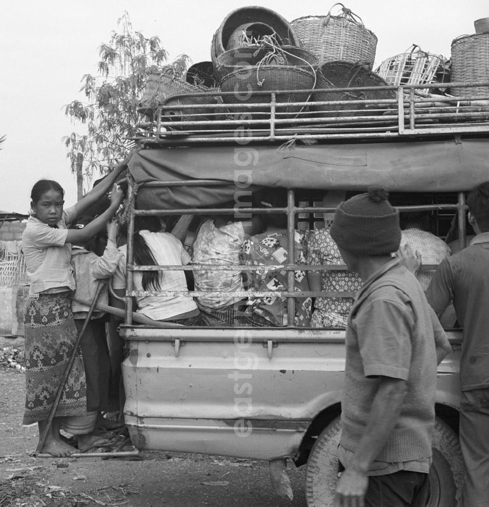 Vientiane: Mit Waren und Menschen vollbeladener Transporter auf einem Markt in Vientiane in der Demokratischen Volksrepublik Laos.