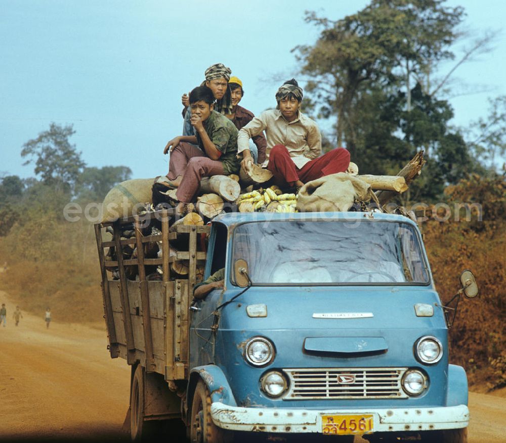 GDR image archive: Ang Nam Ngum - Mit Waren und Menschen vollbeladener Transporter auf einer Straße in der Demokratischen Volksrepublik Laos.