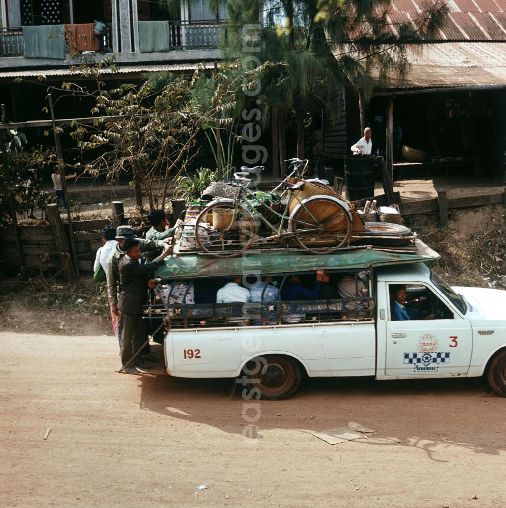 Nam Ngum: Mit Waren und Menschen vollbeladener Transporter auf einer Straße in der Demokratischen Volksrepublik Laos.