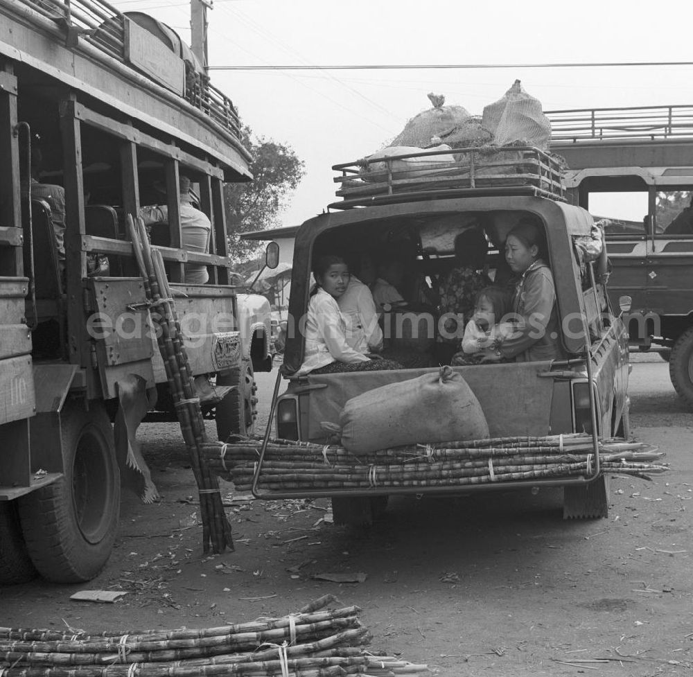 GDR photo archive: Vientiane - Mit Waren und Menschen vollbeladener Transporter auf einem Markt in Vientiane in der Demokratischen Volksrepublik Laos.