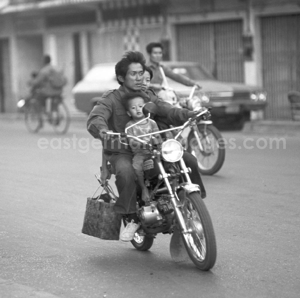Vientiane: Die ganze Familie fährt mit auf einem Motorrad auf einer Straße in Vientiane, der Hauptstadt der Demokratischen Volksrepublik Laos.