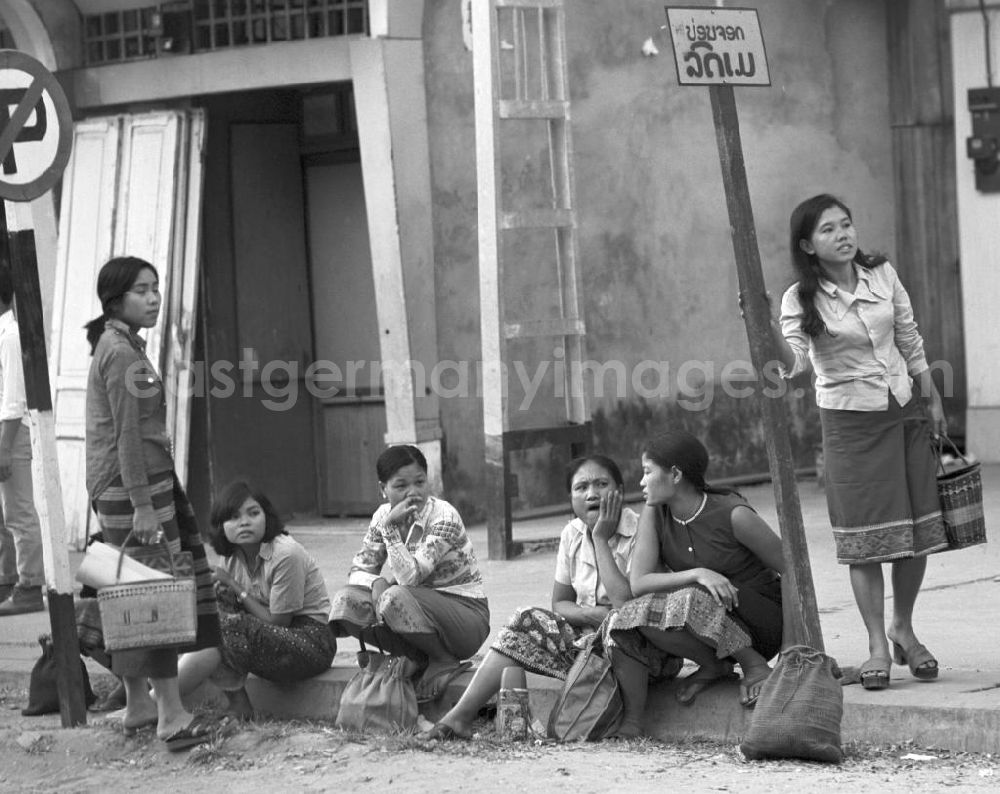 GDR image archive: Vientiane - Frauen warten am Rand einer Straße in Vientiane, der Hauptstadt der Demokratischen Volksrepublik Laos, auf ihren Bus.