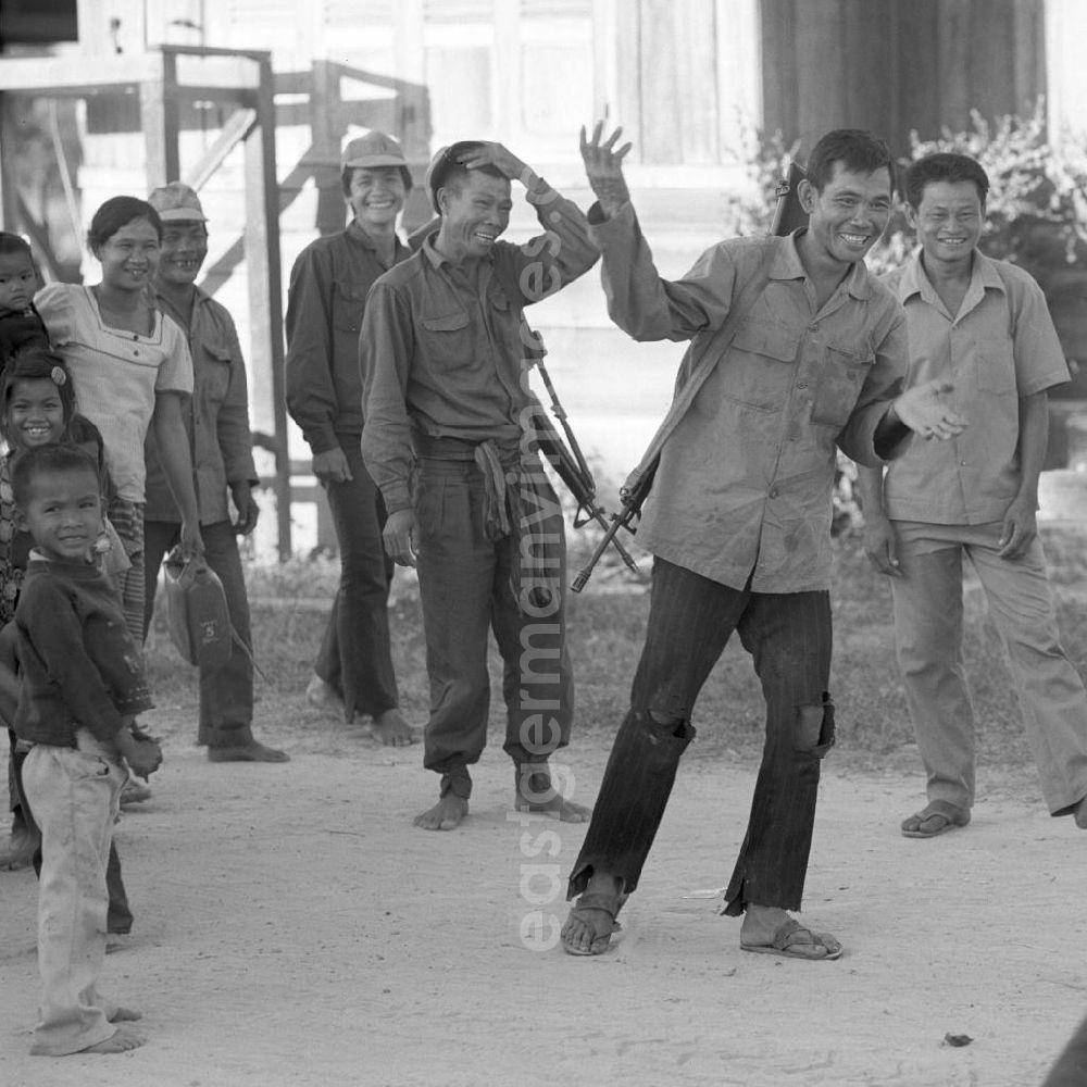 GDR picture archive: Vientiane - Ein Soldat tanzt bei einem Fest in einem Dorf in der Demokratischen Volksrepublik Laos.