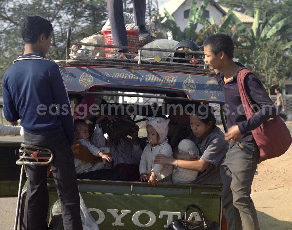 GDR image archive: Vientiane - Ein mit Menschen und Waren vollbeladener PKW / Auto / Taxi der Marke Toyota steht auf einer Straße in Vientiane, der Hauptstadt der Demokratischen Volksrepublik Laos.