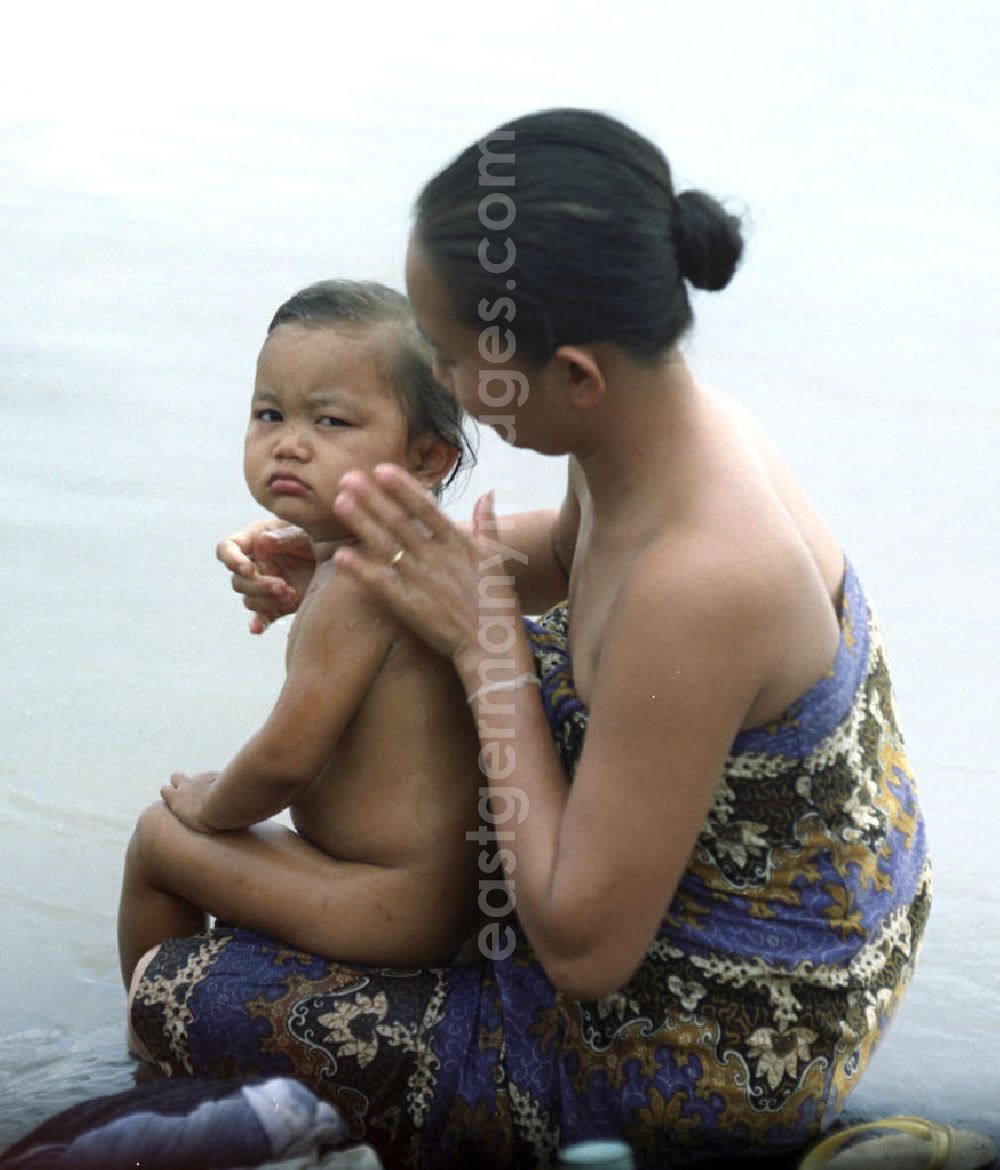 Nam Ngum: Frauen baden und waschen ihre Kinder im Fluß Mekong in der Demokratischen Volksrepublik Laos.
