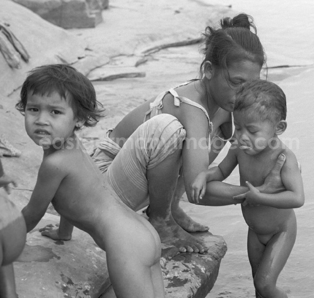 GDR image archive: Nam Ngum - Frauen baden ihre Kinder und waschen ihre Wäsche im Fluß Mekong in der Demokratischen Volksrepublik Laos.