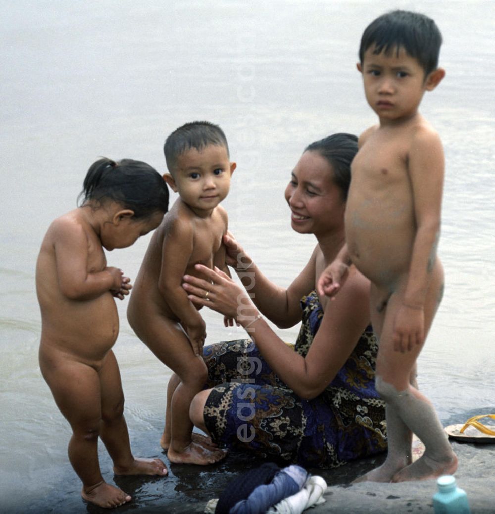 GDR photo archive: Nam Ngum - Frauen baden und waschen ihre Kinder im Fluß Mekong in der Demokratischen Volksrepublik Laos.