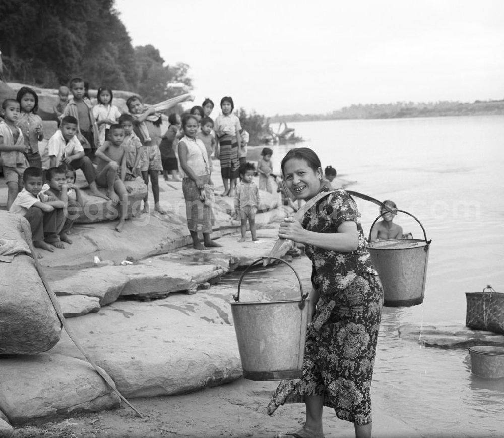 Nam Ngum: Frauen baden ihre Kinder und waschen ihre Wäsche im Fluß Mekong in der Demokratischen Volksrepublik Laos.