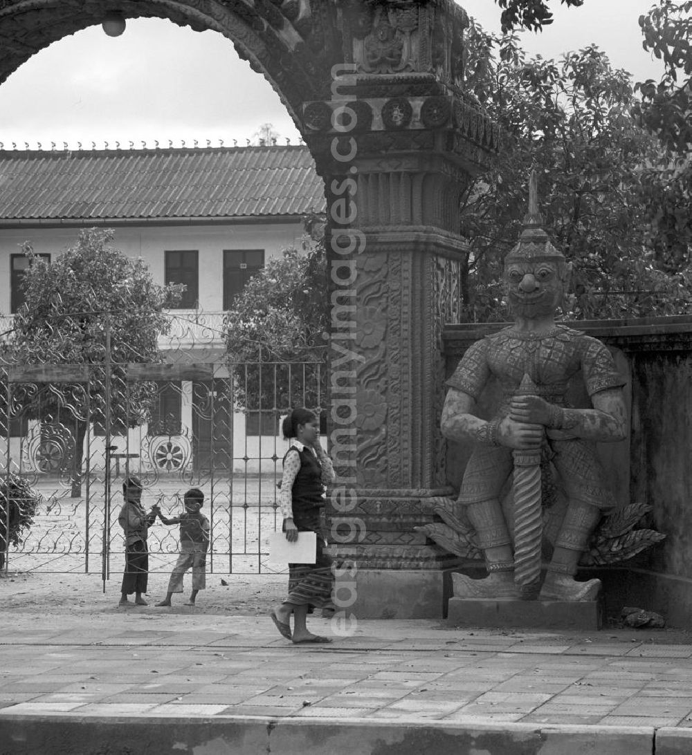 Vientiane: Mythische Wächterfigur an einem Tor eines Gebäudes im Tempelbezirk in Vientiane in der Demokratischen Volksrepublik Laos.
