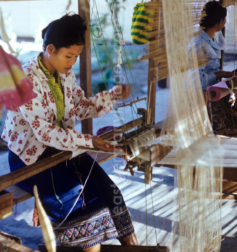 Vientiane: Frauen weben an Holzwebstühlen in einer Weberei in Vientiane, der Hauptstadt der Demokratischen Volksrepublik Laos.
