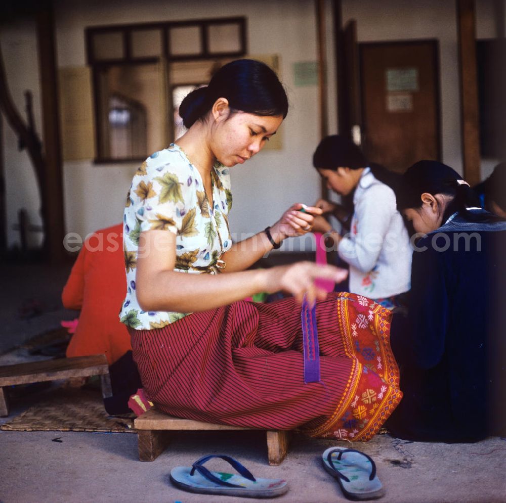 GDR image archive: Vientiane - Frauen bei Näharbeiten in einer Weberei in Vientiane, der Hauptstadt der Demokratischen Volksrepublik Laos.