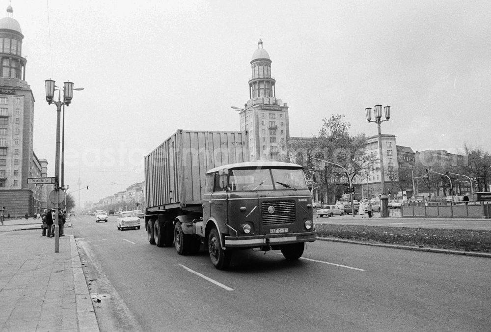 GDR picture archive: Berlin - A truck of the tschechoslowakischen utility vehicle manufacturer LIAZ of the type Skoda 7
