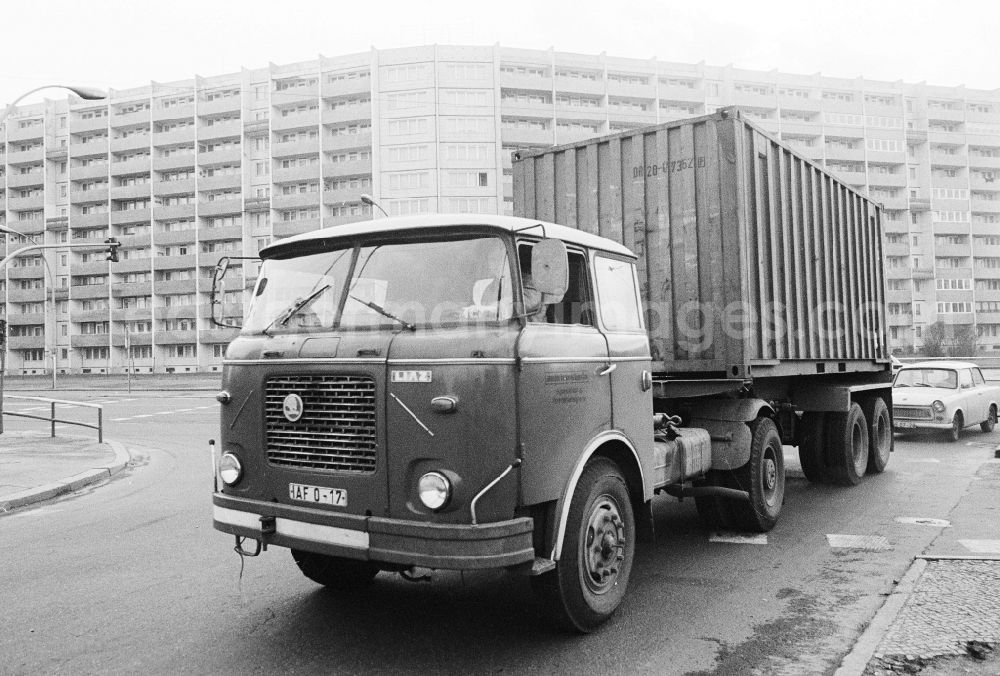 GDR image archive: Berlin - A truck of the tschechoslowakischen utility vehicle manufacturer LIAZ of the type Skoda 7