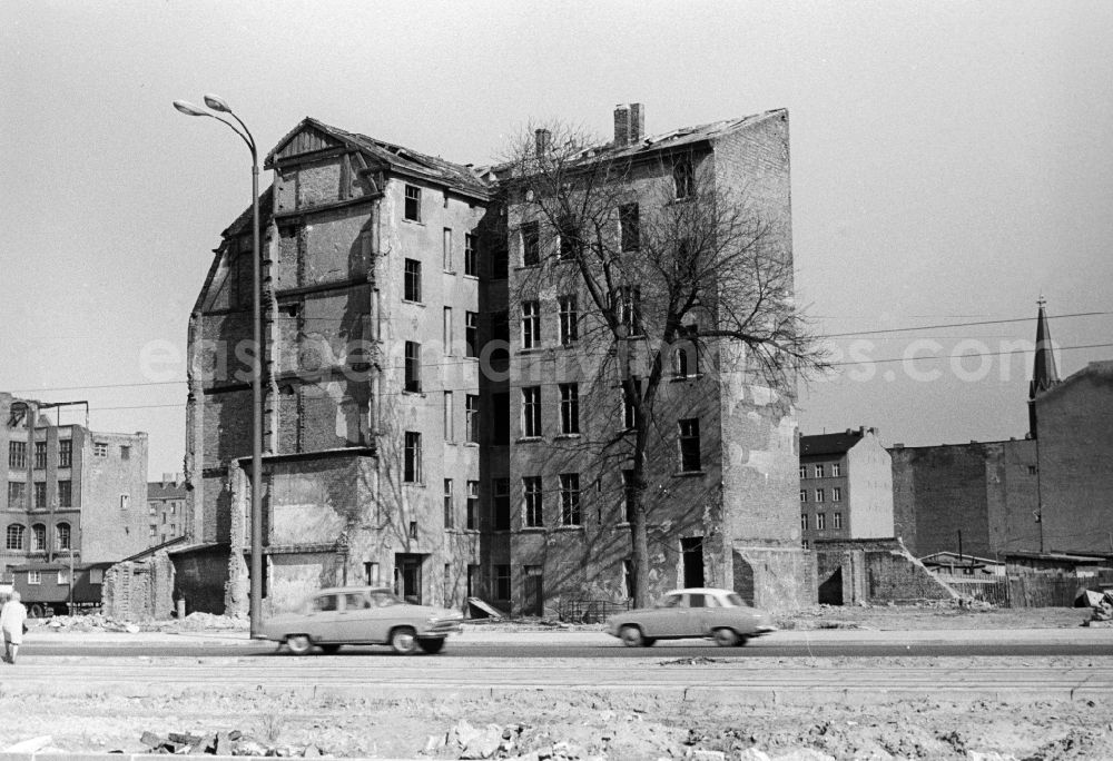 GDR picture archive: Berlin - Empty old building in Berlin, the former capital of the GDR, German Democratic Republic
