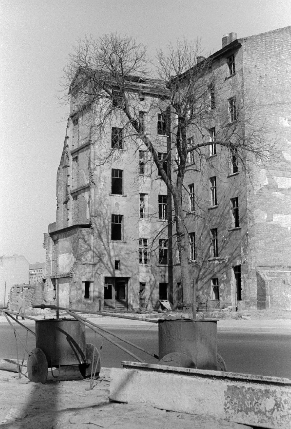 Berlin: Empty old building in Berlin, the former capital of the GDR, German Democratic Republic