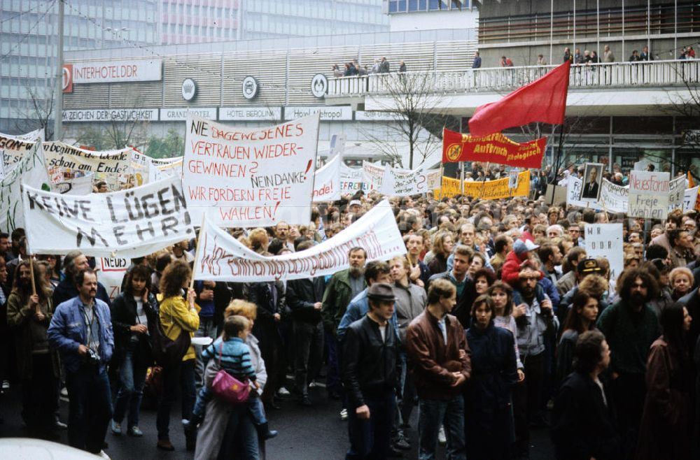 GDR image archive: Berlin - Legendäre Großdemonstration zur Reformation der DDR. Am 4. November kam es auf dem Berliner Alexanderplatz mit etwa einer Million Teilnehmern zur größten Demonstration in der Geschichte der DDR, dies wurde vom Fernsehen live übertragen. Am 7. November traten die Regierung und das Politbüro zurück.