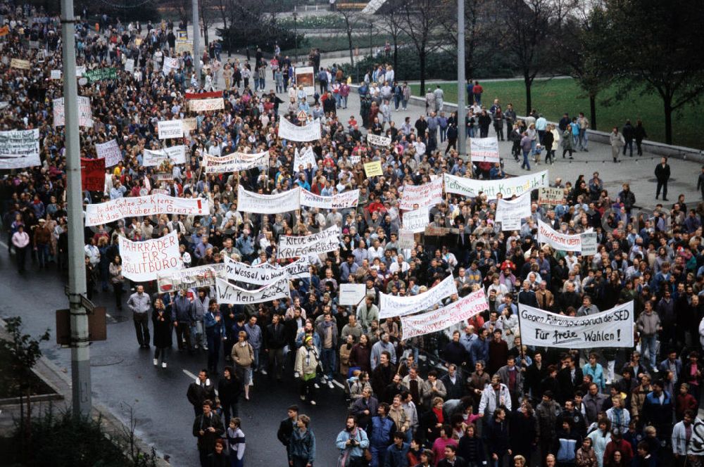 GDR photo archive: Berlin - Legendäre Großdemonstration zur Reformation der DDR. Am 4. November kam es auf dem Berliner Alexanderplatz mit etwa einer Million Teilnehmern zur größten Demonstration in der Geschichte der DDR, dies wurde vom Fernsehen live übertragen. Am 7. November traten die Regierung und das Politbüro zurück.