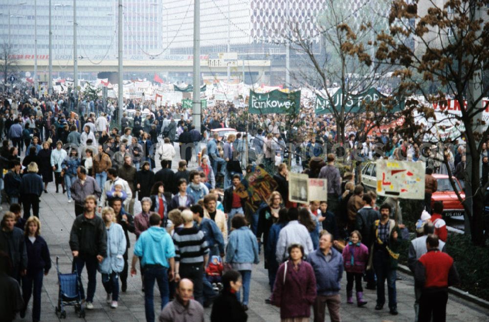 GDR photo archive: Berlin - Legendäre Großdemonstration zur Reformation der DDR. Am 4. November kam es auf dem Berliner Alexanderplatz mit etwa einer Million Teilnehmern zur größten Demonstration in der Geschichte der DDR, dies wurde vom Fernsehen live übertragen. Am 7. November traten die Regierung und das Politbüro zurück.
