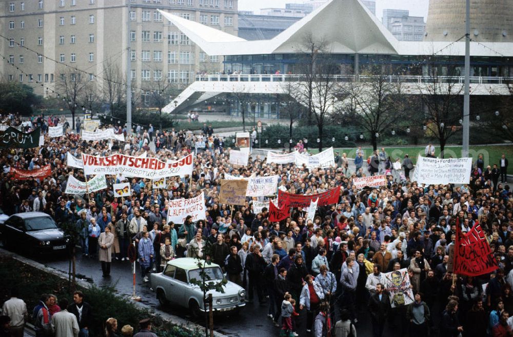 Berlin: Legendäre Großdemonstration zur Reformation der DDR. Am 4. November kam es auf dem Berliner Alexanderplatz mit etwa einer Million Teilnehmern zur größten Demonstration in der Geschichte der DDR, dies wurde vom Fernsehen live übertragen. Am 7. November traten die Regierung und das Politbüro zurück.