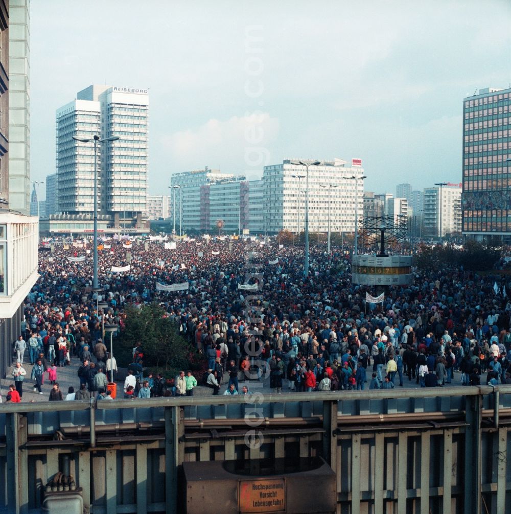 Berlin: On 4 November came on the Alexanderplatz in Berlin with about a million subscribers to the largest demonstration in the history of the GDR