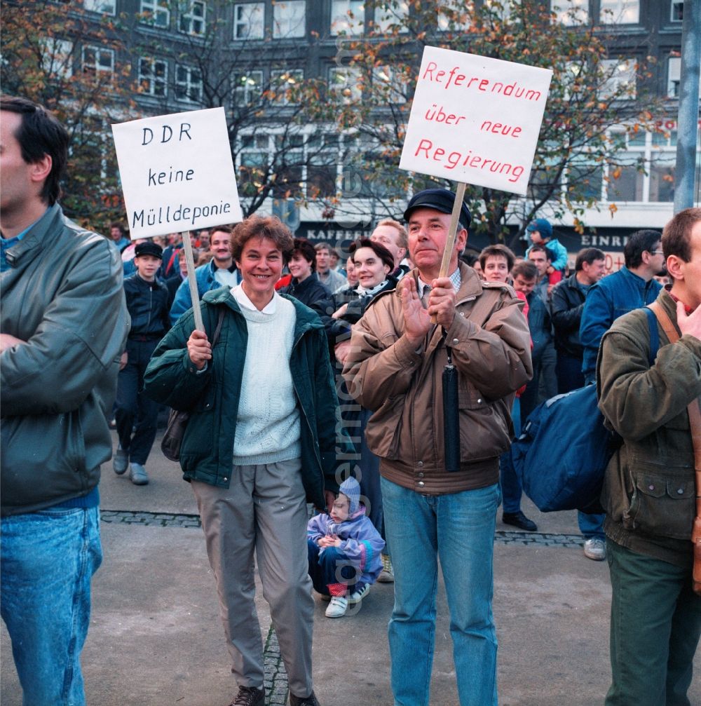 GDR image archive: Berlin - On 4 November came on the Alexanderplatz in Berlin with about a million subscribers to the largest demonstration in the history of the GDR