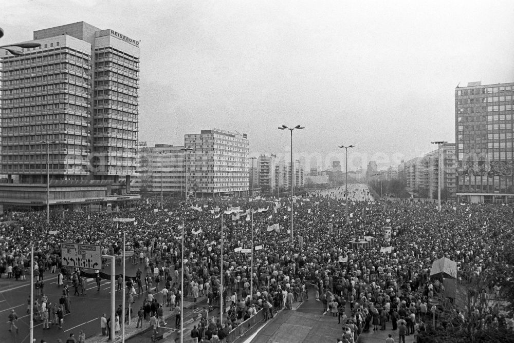 GDR photo archive: Berlin - Final rally on the Alex in front of the house of travel Haus des Reisens (l). On 4 November 1989 came on the Alexanderplatz in Berlin with about a million subscribers to the largest demonstration in the history of the GDR