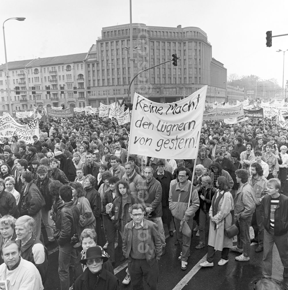 GDR picture archive: Berlin - On 4 November 1989 came on the Alexanderplatz in Berlin with about a million subscribers to the largest demonstration in the history of the GDR