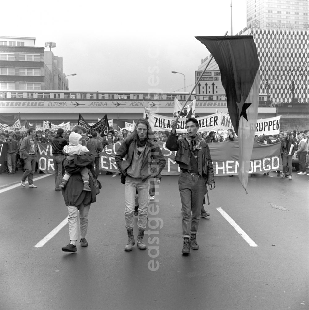 Berlin: On 4 November 1989 came on the Alexanderplatz in Berlin with about a million subscribers to the largest demonstration in the history of the GDR