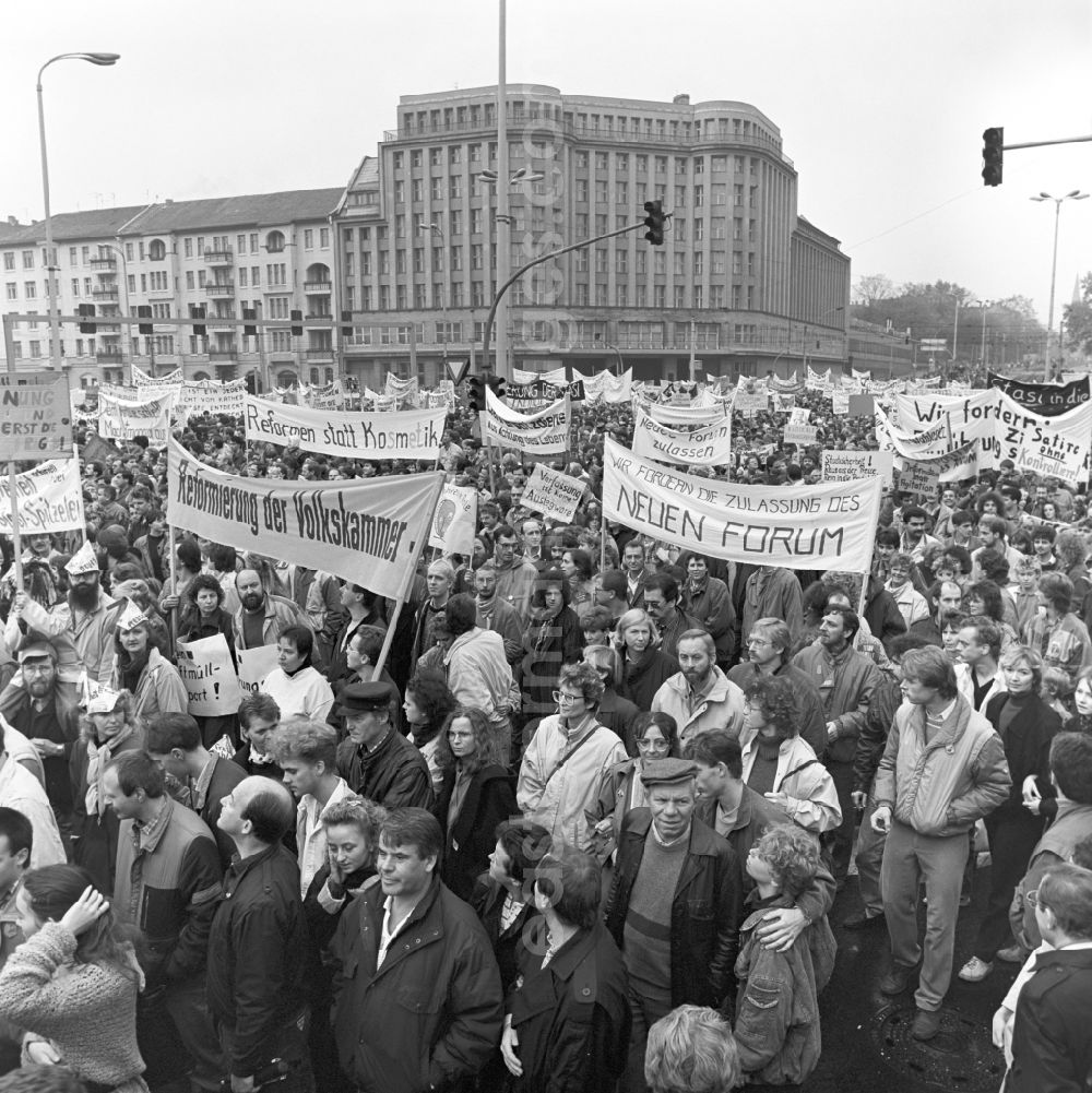 GDR photo archive: Berlin - On 4 November 1989 came on the Alexanderplatz in Berlin with about a million subscribers to the largest demonstration in the history of the GDR