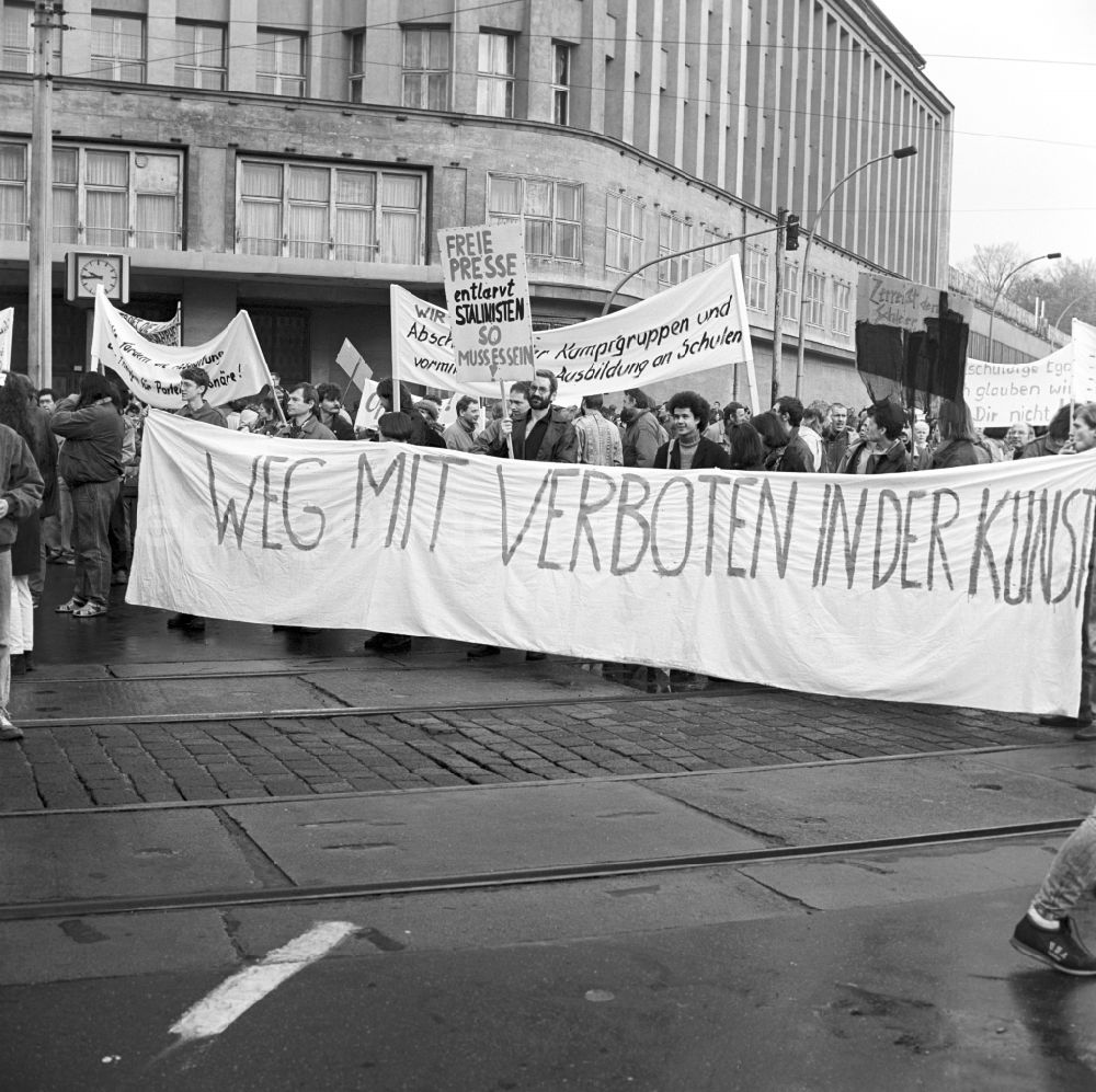 GDR image archive: Berlin - On 4 November 1989 came on the Alexanderplatz in Berlin with about a million subscribers to the largest demonstration in the history of the GDR